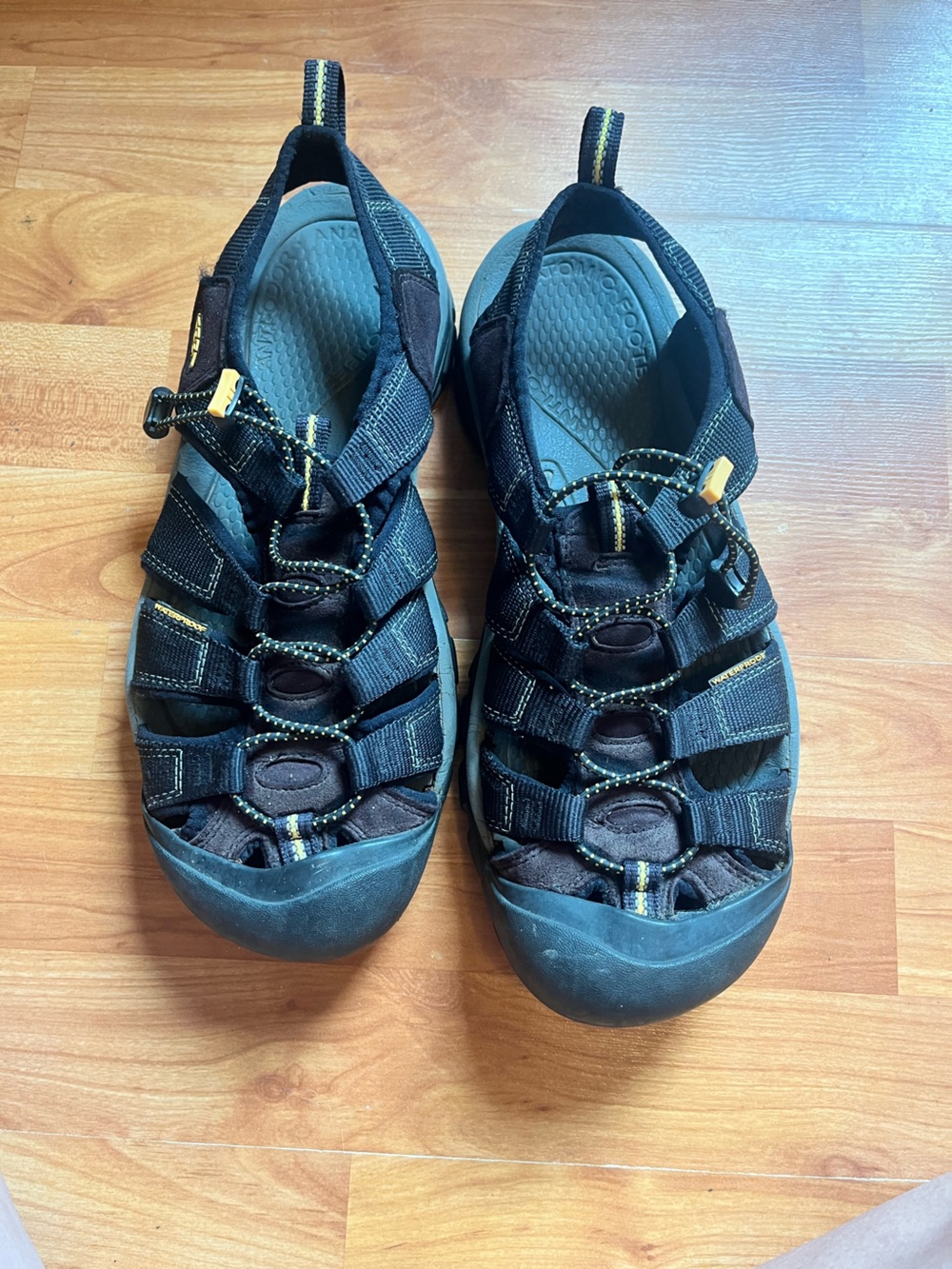 Like New Men’s Keen Sandals Black & Yellow Hiking Outdoors Durable